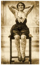 Retrato de una mujer tatuada sentada, c.1895 (Foto sepia)